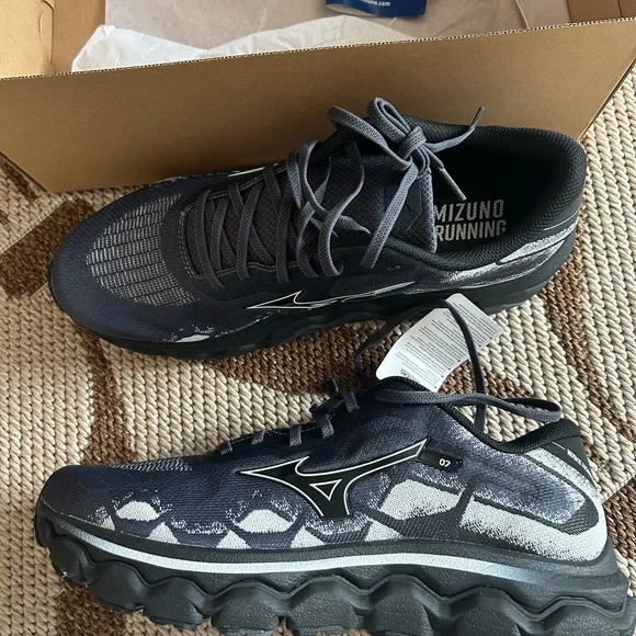 Mizuno Men's Gray and Black Athletic Shoes. Brand new with box 🤗 - Picture 1 of 10